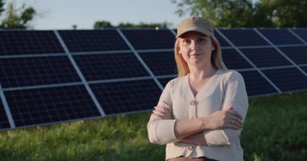 Portrait Woman Background Solar Power Plant Panels — стоковое видео