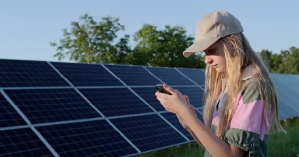 Portrait Teenage Girl Background Solar Panels Home Power Plant — Stockvideo