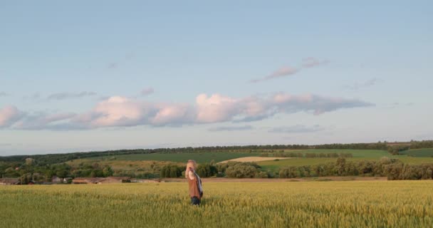 中年妇女在风景如画的乡间散步 — 图库视频影像