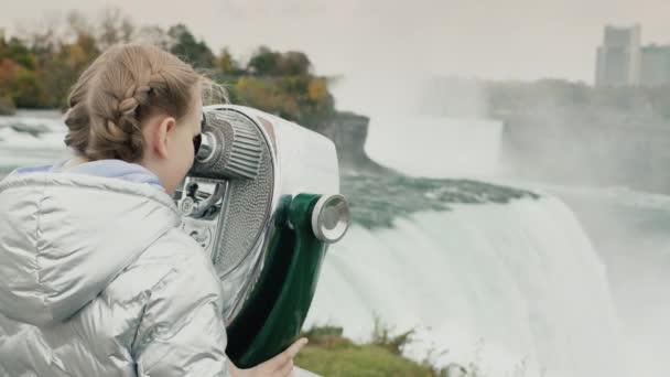 Egy Gyerek Átmegy Egy Nagy Helyhez Kötött Távcsövön Niagara Vízeséshez — Stock videók