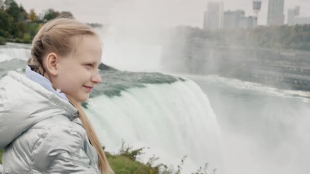 Child Admires Spectacular Panorama Niagara Falls — Vídeo de Stock