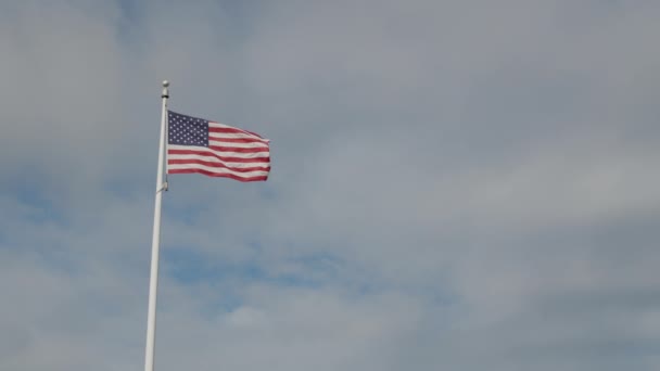 Amerikaanse Vlag Een Vlaggenmast Tegen Een Blauwe Lucht — Stockvideo