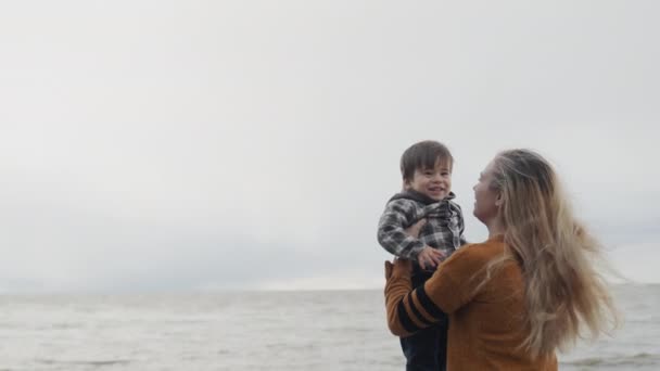 Uma Jovem Mãe Caminha Com Seu Filho Margens Pitoresco Lago — Vídeo de Stock