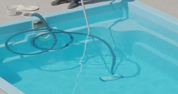 Havuzu Temizlemek Için Elektrikli Süpürge Bir Işçi Havuzun Dibindeki Kirliliği — Stok video