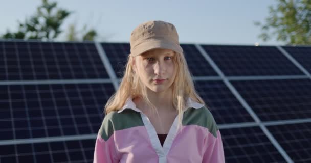 Portrait Teenage Girl Background Solar Panels Home Power Plant — Αρχείο Βίντεο