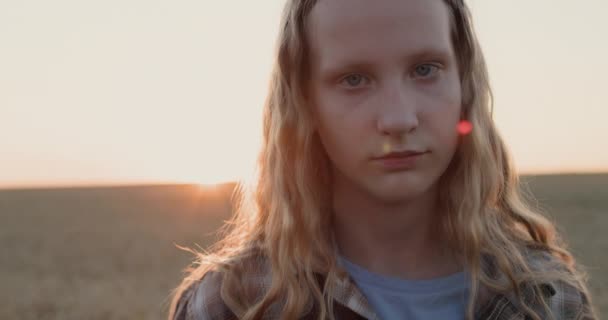 Portrét Dospívající Dívky Pozadí Pole Pšenice Kde Zapadá Slunce Video — Stock video