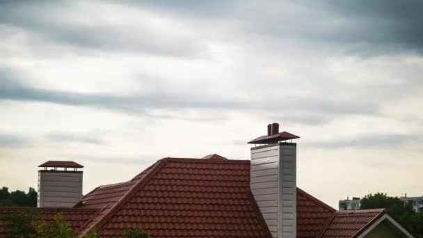 Dach Domu Wykonany Jest Czerwonych Dachówek Nad Domem Strzał Timelapse — Wideo stockowe