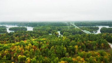 Ontario eyaletindeki Amerika Birleşik Devletleri ve Kanada sınırındaki binlerce adanın resimli manzarasına bakın..