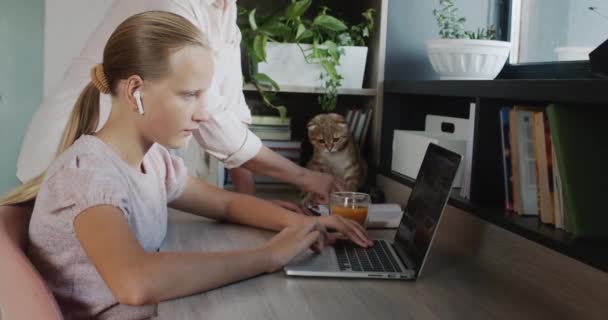 Mom Helps Teenage Girl Her Homework Education Home Concept — 图库视频影像