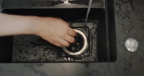 Человек Выбрасывающий Пищевые Отходы Мусоропровод Раковине Кухни — стоковое видео