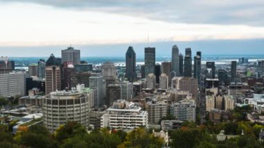 Kanada 'nın Montreal şehrinin bir sonbahar akşamı manzarası.