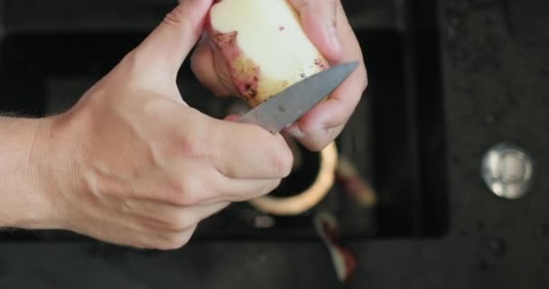 Mann Schält Kartoffeln Unter Fließendem Wasser Aus Küchenarmatur Pov Ansicht — Stockvideo