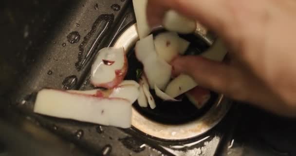 男人把食物垃圾扔进厨房水池的垃圾处理室 — 图库视频影像