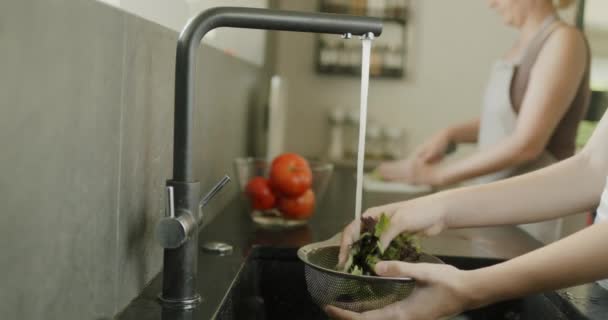 Mama Córka Przygotowują Sałatkę Kuchni Pierwszym Planie Ręce Myją Sałatkę — Wideo stockowe