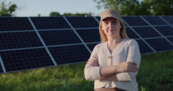 Portrait Woman Background Solar Power Plant Panels — Stockfoto