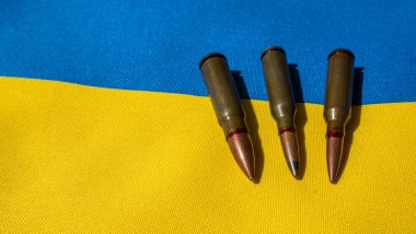 Ukrayna bayrağında birkaç kurşun var.