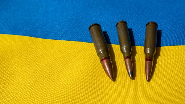 乌克兰国旗上有几颗子弹 — 图库照片