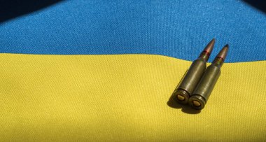 Ukrayna bayrağında birkaç kurşun var.