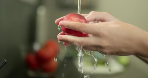 Mãos Mulheres Lavam Pêssego Suculento Abaixo Água Torneira Câmera Lenta — Vídeo de Stock