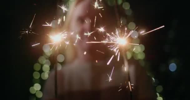快乐的女人牵着火花 站在自家的圣诞树下 — 图库视频影像
