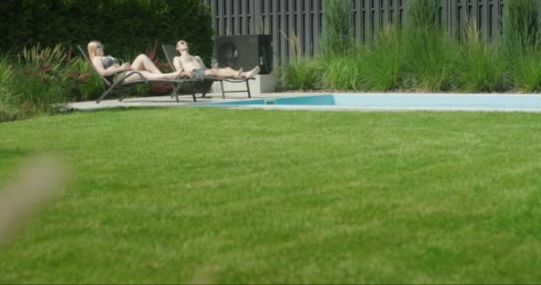 Ein Junges Paar Entspannt Pool Hinterhof Des Hauses Vordergrund Ein — Stockvideo