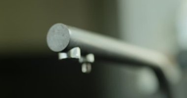 Mutfak musluğundan su damlıyor. Kaynak tasarrufu ve ekoloji kavramı. Yavaş çekim 4k video