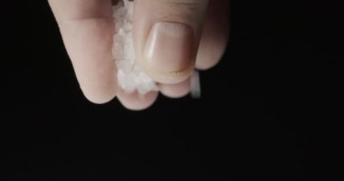 Bir adam tuz döker, parmakları yakın plan. Yavaş çekim 4k video.