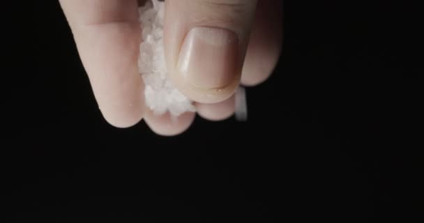 一个人把盐倒出来 几个手指靠得很近 慢动作4K视频 — 图库视频影像