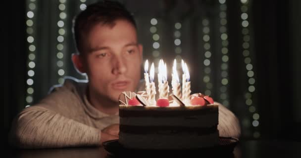 Trauriger Junger Mann Schaut Geburtstagstorte Allein Mit Kerzen — Stockvideo