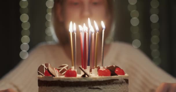 Portrait Une Adolescente Regardant Des Bougies Sur Gâteau Anniversaire — Video