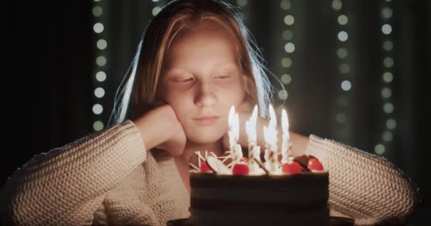 Una Adolescente Poco Triste Mira Las Velas Pastel Cumpleaños — Vídeo de stock