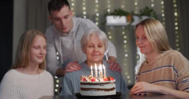 Una Signora Anziana Spegne Candele Una Torta Compleanno Sua Famiglia — Video Stock