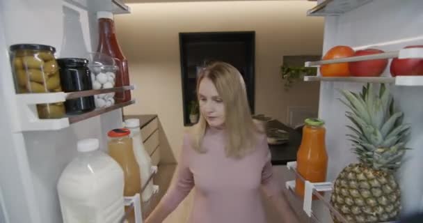 Jeune Femme Prend Une Bouteille Lait Réfrigérateur — Video