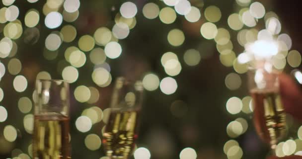 Unos Pocos Vasos Chocan Contra Fondo Borroso Árbol Navidad Celebración — Vídeos de Stock