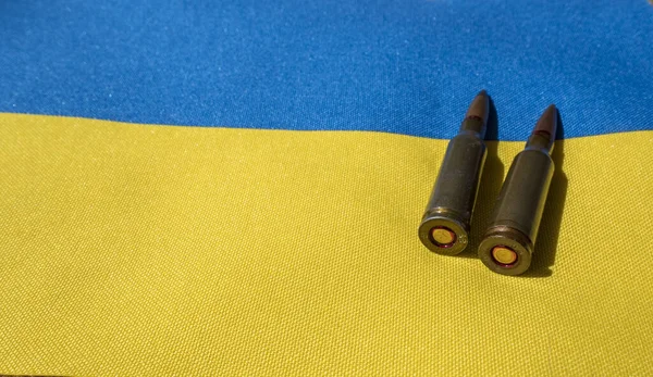 Diversi Proiettili Sono Sulla Bandiera Ucraina — Foto Stock