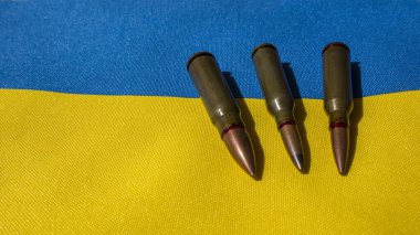 Ukrayna bayrağında birkaç kurşun var.