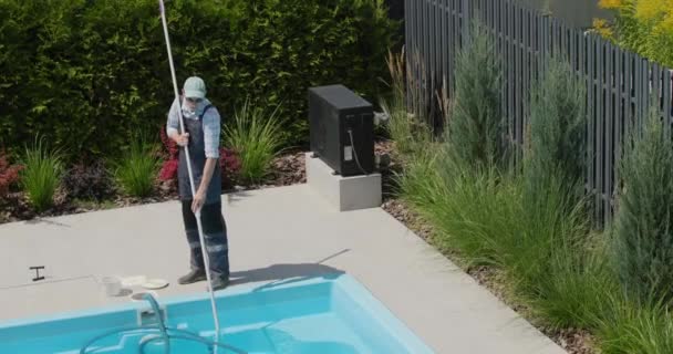 노동자는 특별한 청소기로 수영장을 청소합니다 — 비디오