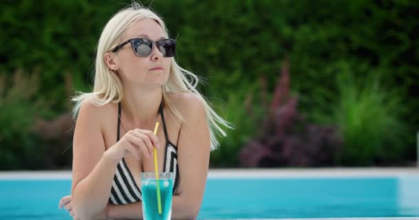 Retrato Uma Mulher Bem Sucedida Relaxando Piscina Com Uma Bebida — Vídeo de Stock