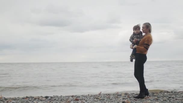 Ung Mor Går Med Sin Søn Bredden Den Maleriske Lake – Stock-video