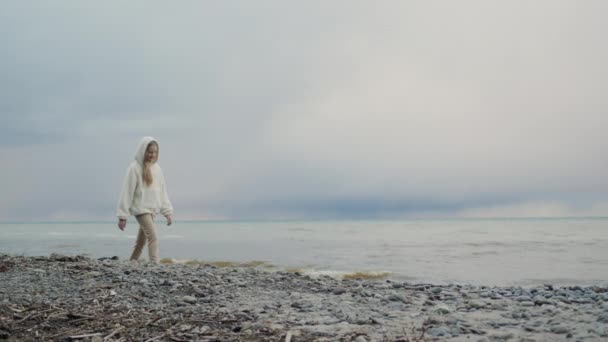 Genç Bir Kız Güzel Bir Gölün Kıyısında Yürüyor — Stok video