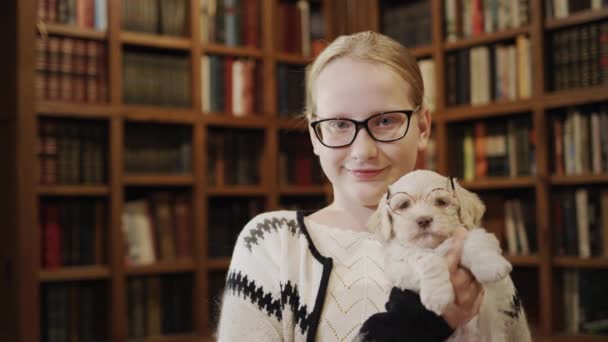 Criança Feliz Biblioteca São Uma Menina Filhote Cachorro Com Óculos — Vídeo de Stock