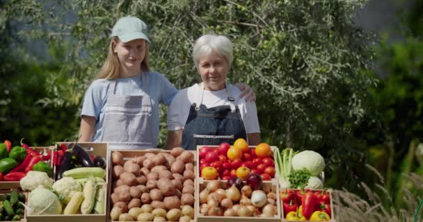 Retrato Una Anciana Campesina Con Nieta Detrás Puesto Verduras Mercado — Vídeos de Stock