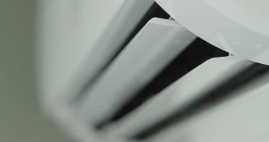 Klima sistemi, akış kanalları yukarı aşağı hareket ediyor, hava akımını dağıtıyor..