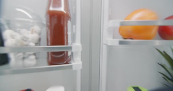 Jeune Homme Prend Récipient Avec Petit Déjeuner Réfrigérateur Vue Intérieur — Video