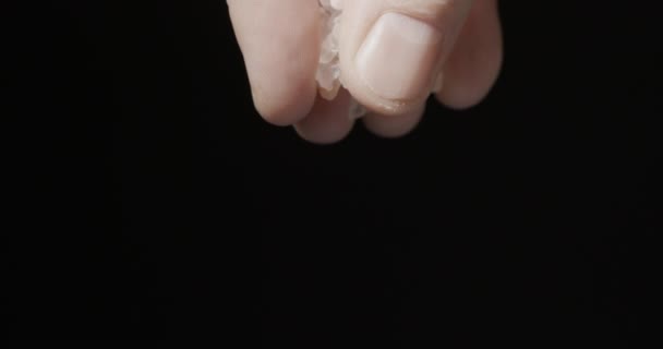 Мужские Пальцы Солят Блюдо Кристаллы Соли Падают Макро Замедленное Видео — стоковое видео