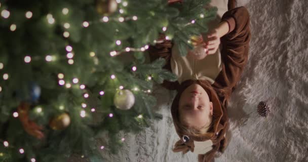 Bambino Costume Carnevale Appende Giocattoli Alto Albero Natale Nella Sua — Video Stock