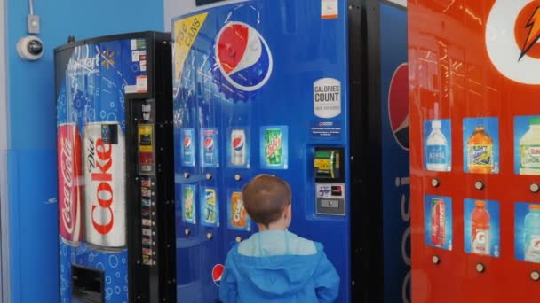 Das Kind Kauft Ein Kohlensäurehaltiges Getränk Automaten — Stockvideo
