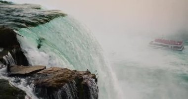 Aşağıdaki ünlü Niagara Şelalesi turistlerle dolu bir gemiye yelken açıyor. Amerika 'nın manzarası