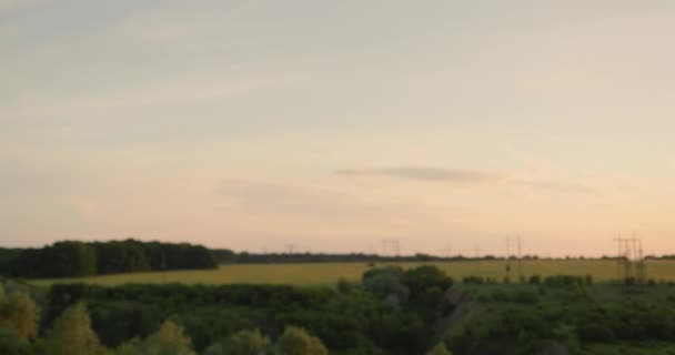 Группа Друзей Наслаждается Закатом Над Живописной Долиной Вид Сзади — стоковое видео