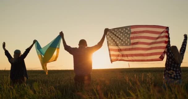 Tinerii Ridică Steagurile Americane Ucrainene Fundalul Unui Câmp Grâu Unde — Videoclip de stoc
